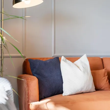 Brand New With Gym&rooftop Pool.