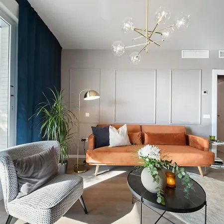 Brand New With Gym&rooftop Pool. *