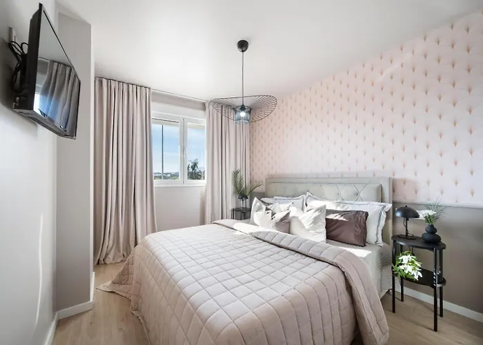 Brand New With Gym&rooftop Pool. *