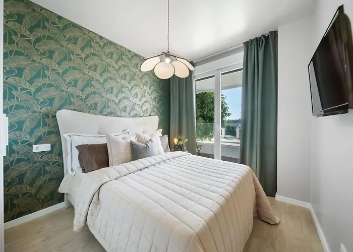 Brand New With Gym&rooftop Pool. * Marbella