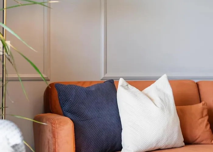 Brand New With Gym&rooftop Pool.