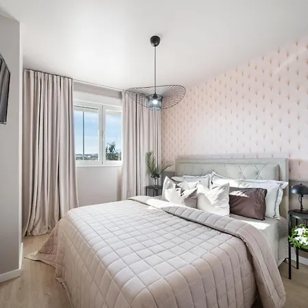 Brand New With Gym&rooftop Pool. *