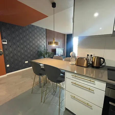 Brand New With Gym&rooftop Pool. Apartmán